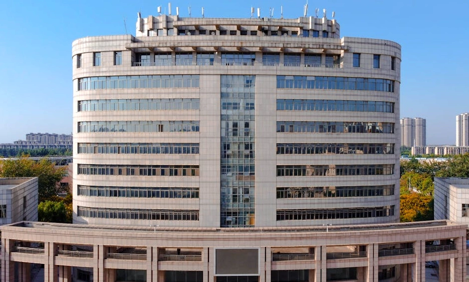 Nowoczesny biurowiec we Wrocławiu, siedziba People First Partners.